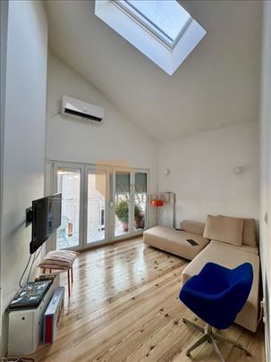 Izuzetno osvetljen stan se prelepom energijom