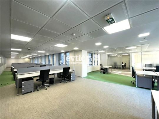 Kancelarije u poslovnoj zgradi kod Trga republike