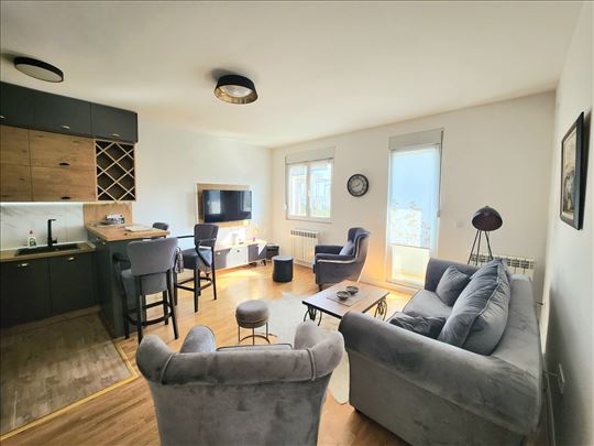 NOV odmah useljiv namešten LUX