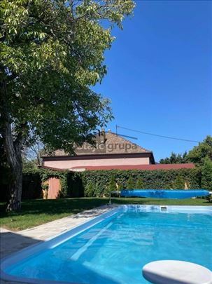 Porodična kuća sa dvorištem i bazenom 