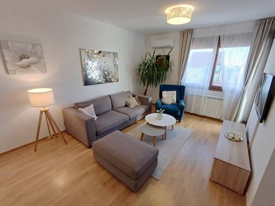 Potpuno nov stan, 2 spavaće, garaža, ID 6196