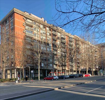 1.5 stan u crvenoj fasadnoj sa parkingom