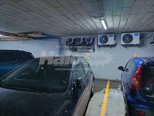 Izdajem garažno mesto na Trosarini