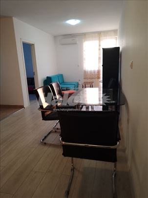 Izdajem kompletno namesten stan u Borci