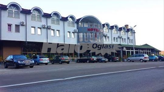 Izdajem poslovni prostor 600 m2 u zgradi Oxa