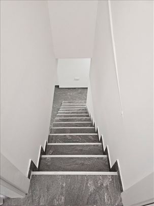 Lokal (102m2 + 43m2) na top lokaciji