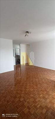 Nenamešten dvosoban stan na Grbavici