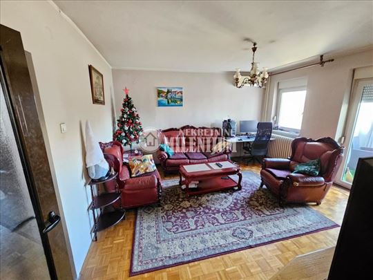 Odličan stan na Bežanijskoj kosi, prvi sprat, svet