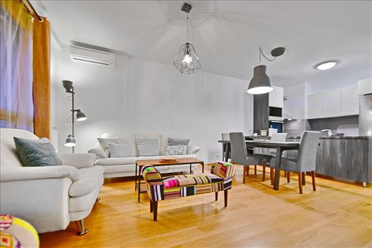 Svetao trosoban stan sa terasom | Central Garden