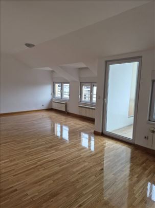 Useljiv uknjižen stan sa garažnim mestom