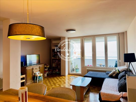 Aerodrom Trosoban stan 81m2