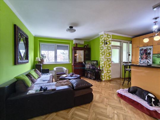 Funkcionalan trosoban stan sa garažom