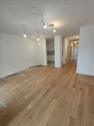 Idealan kao poslovni prostor, garaža. 