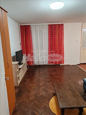 Izdajem nameaten stan u Borči C1