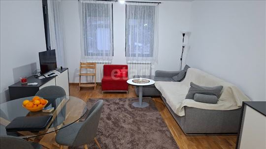 Lux Dvosoban stan, Farmaceutski fakultet