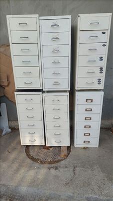 Metalni ormarići sa fiokama