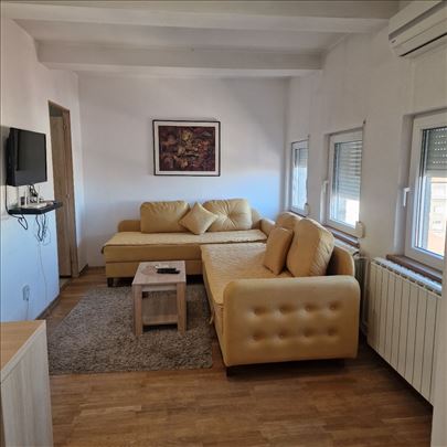 Namestena garsonjera, centar