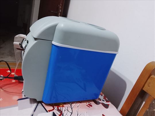 Prodajem frizider za auto