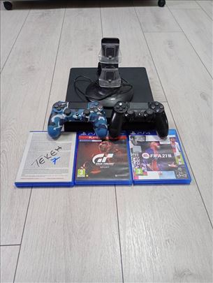 Ps4 slim 1TB sa 2 džojstika,3 igre i ps+ 12 meseci