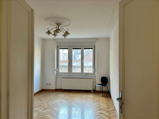 Trg Nikole Pašića, 700 evra