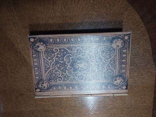 Ukrasna drvena kutija postavljena za nakit i sl