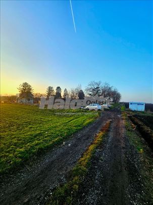 Atraktivan plac u blizini vikend zone