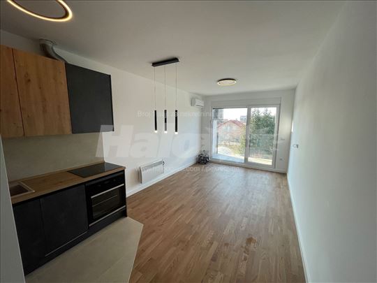 Dvoiposoban luksuzan stan sa parking mestom