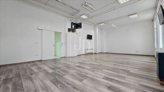 Izdaje se kancelarijski prostor sa parkingom