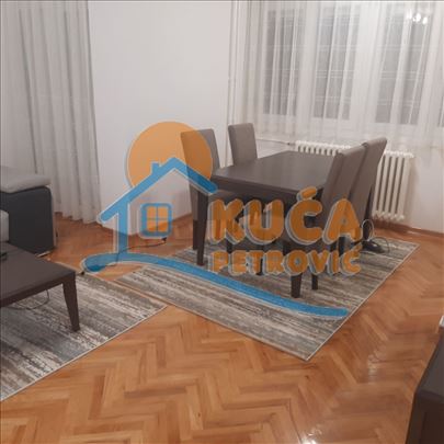 Izdaje se odličan stan u blizini Pravnog fakulteta