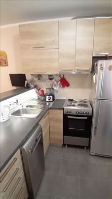  Renoviran, svetao,  sa ugradnom kuhinjom