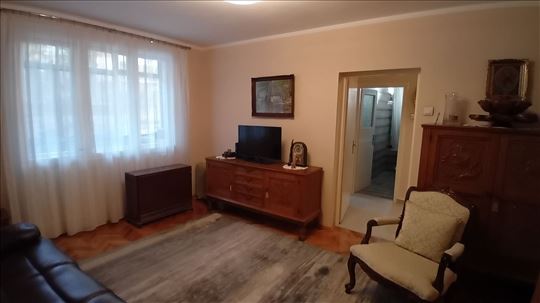  Uknjižen,renoviran, svetao,  sa ugradnom kuhinjom