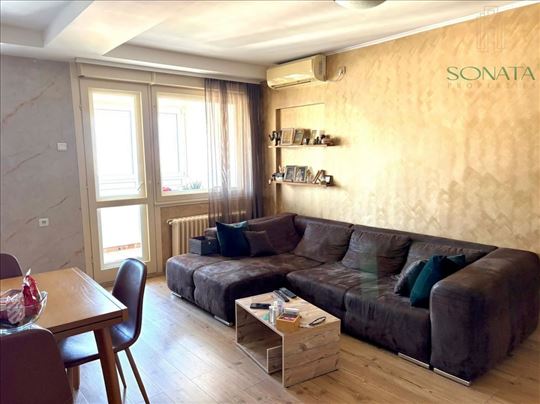 Moderan trosoban stan sa terasom u srcu Braće Jerk