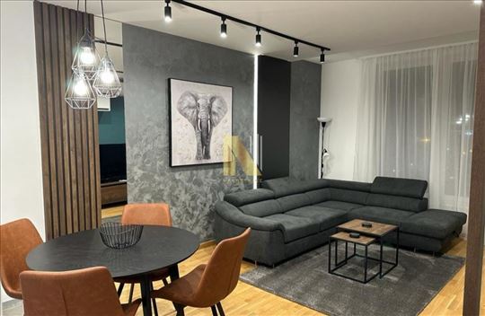 Moderno namešten jednoiposoban stan sa parking mes