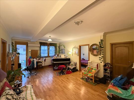 Troiposobam stan sa privatnim dvorištem, 120m2