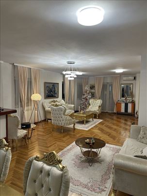 Prostran i svetao stan u srcu Zemuna