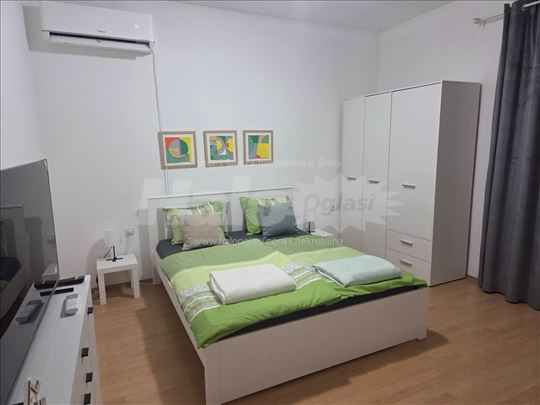 Stan u kuci sa dvoristem, odlicna lokacija