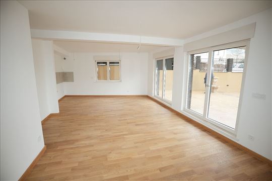 Stan u Sumicama sa dvoristem (130m2)-Bez provizije