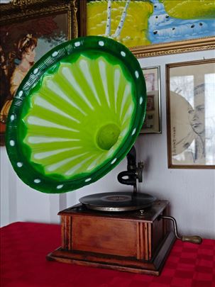 Stari gramofon sa trubom 