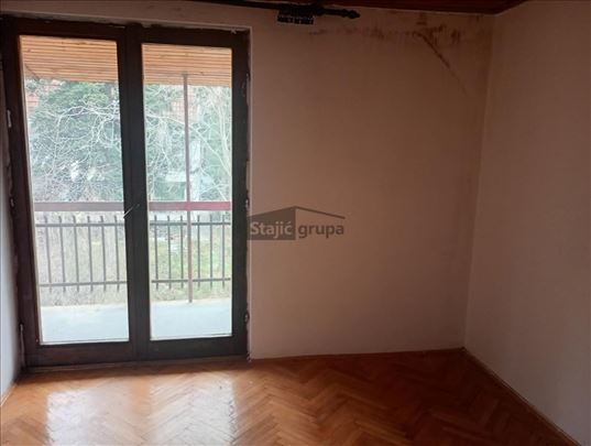 Uknjižan, dvoetažni stan, Cerak