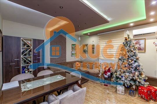 Ekskluzivna ponuda- Luksuzan trosoban stan u samom