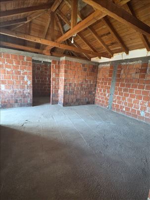 Izdaje se 300 kvm za skladište, magacin + garaža