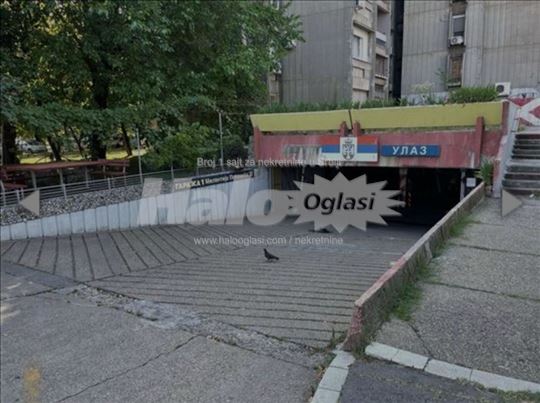 Izdajem garažno mesto u bloku 22, prekoputa SC