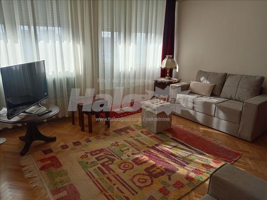 Izdajem stan u najuzem centru grada!Useljiv!