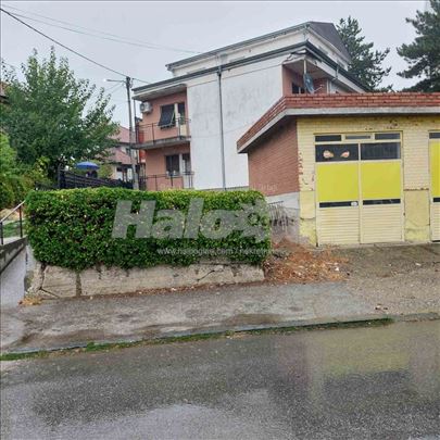 Kuća u centru grada sa placem