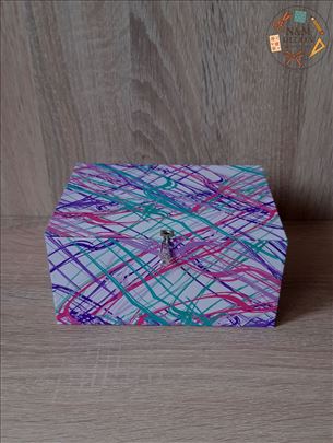 Kutija sa šarenim linijama