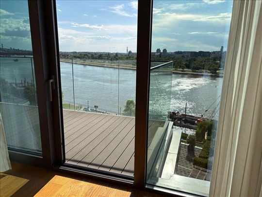 Luksuzan trosoban stan u kuli A