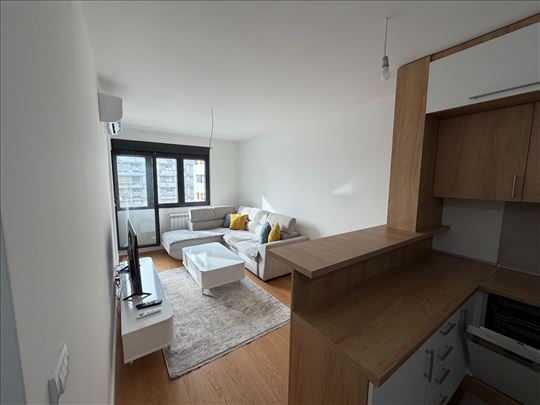 Lux, trosoban stan! Neuseljavan!