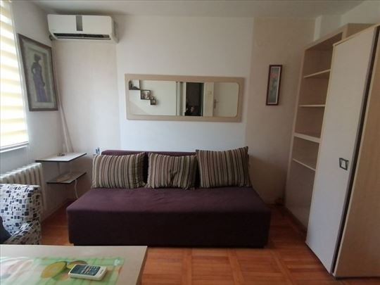 Nameštena garsonjera 13m2 - Maksima Gorkog