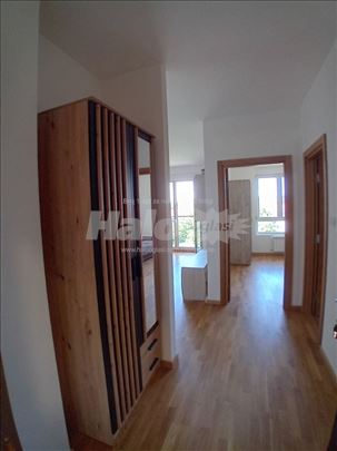 NOV potpuno opremljen stan sa garažom !!!