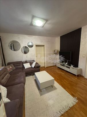 Prostran trosoban stan sa terasom i parkingom